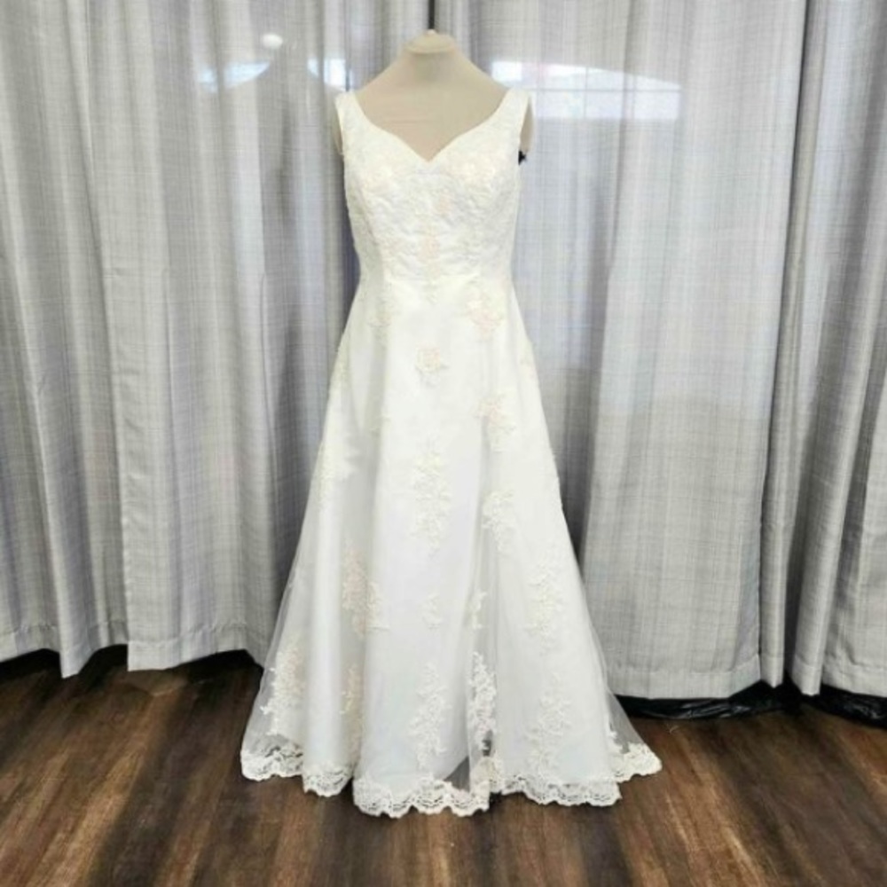 White lace & tulle wedding dress, beautiful beading detail, size 16, Alfred A
